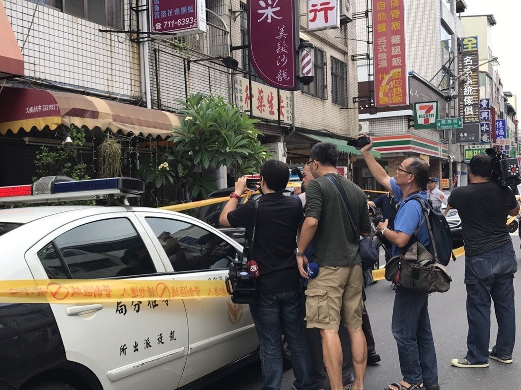 高雄市苓雅區發生斷頭命案，警方拉封鎖線，引起民眾及媒體記者圍觀。記者蕭雅娟／攝影