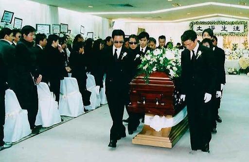 梅艷芳影響有多大，去世整個娛樂圈為她哭泣，而兩人卻在葬禮上笑