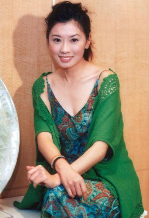 她26歲就紅遍全台灣了，還幫父親還清千萬債務... 卻在人生顛峰時遇上一段慘烈無比的婚姻！ 如今42歲仍是台灣第一美女！