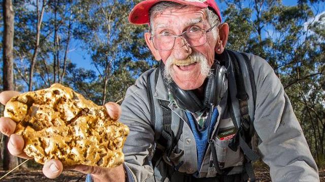老人花了37年時間找到4.3公斤的金塊，價值205萬