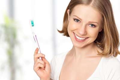 生活常識，你知道刷牙時，牙膏為什麼不能沾水嗎？