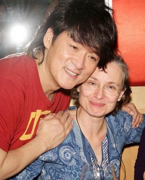 56歲周華健與56歲妻子近照形同母子，高顏值混血兒女很漂亮