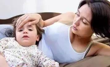 女嬰用退燒貼過敏，額頭紅腫流膿！你還敢給孩子亂貼嗎？