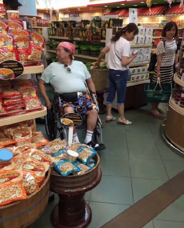 一代功夫巨星洪金寶晚年令人唏噓，坐輪椅多人服侍，網友：病痛不饒人！