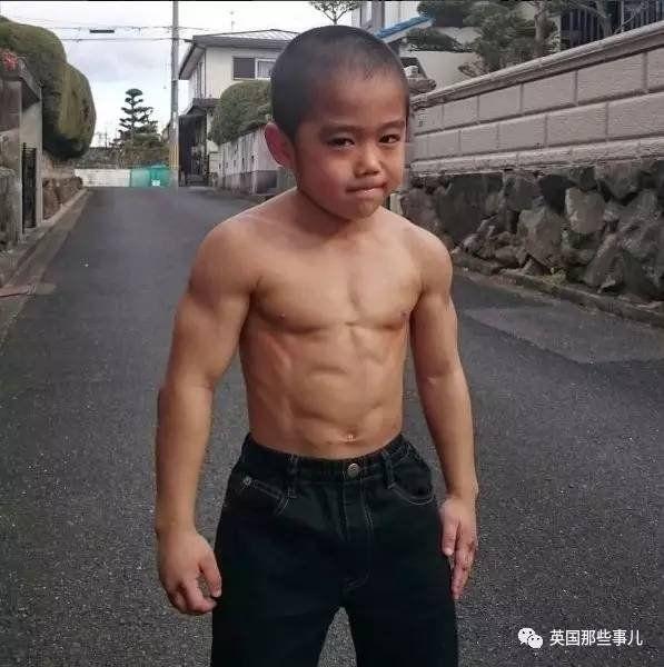 日本小男孩迷上李小龍，開始走上武術道路，如今驚為天人