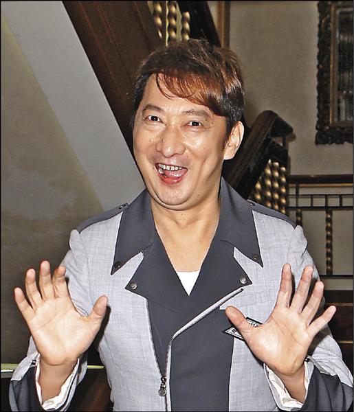 50歲資深藝人「九孔」靠著搞笑、模仿出名，為擺脫諧星形象他忍痛「淡出台灣演藝圈」！現在的他…