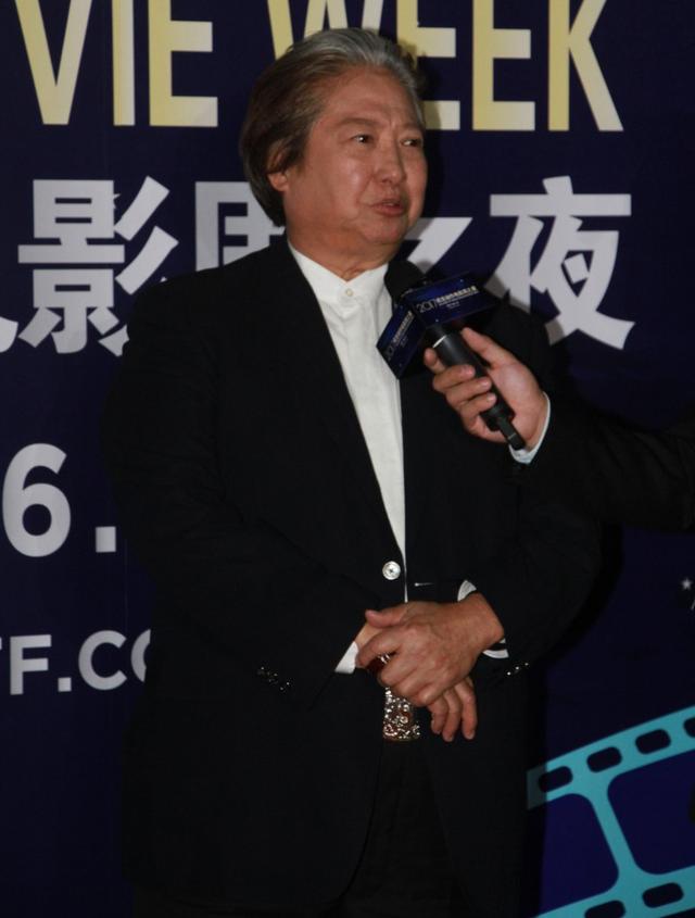 七小福齊聚活動，成龍吊鋼絲出場，洪金寶感動眼濕濕，元彪以手抹淚 !