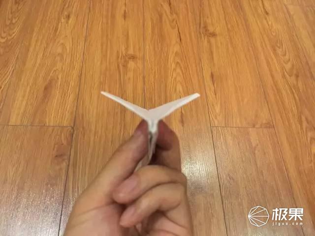 手把手教你！這麼疊出來的紙飛機能飛70米遠！