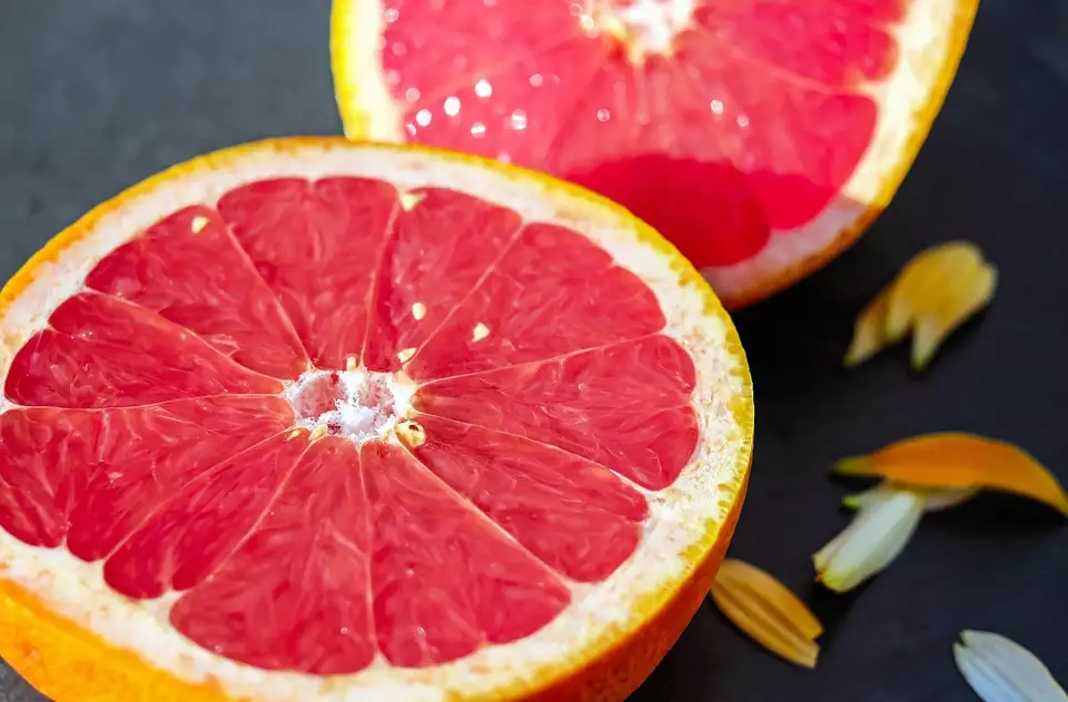◐ 葡萄柚 葡萄柚可以加速新陳代謝，幫助燃燒更多卡路裡，還可延長消化時間，增加飽腹感。葡萄柚富含纖維，有助於穩定血糖水平。美國的一項研究發現，食用葡萄柚有獨特的減肥療效。