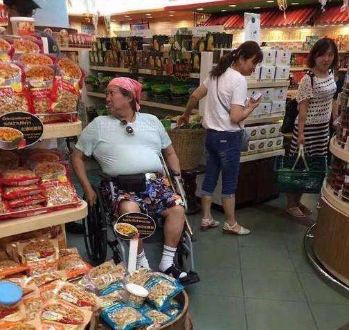 65歲洪金寶泰國近照，行動不便坐輪椅肚腩豪華，網友：高明的鎖匠，他開了金鎖 !