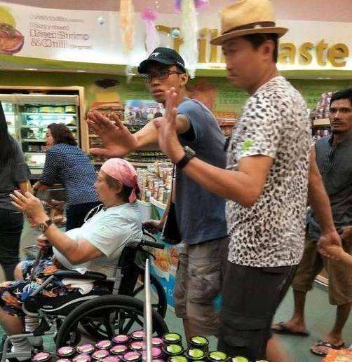 65歲洪金寶泰國近照，行動不便坐輪椅肚腩豪華，網友：高明的鎖匠，他開了金鎖 !