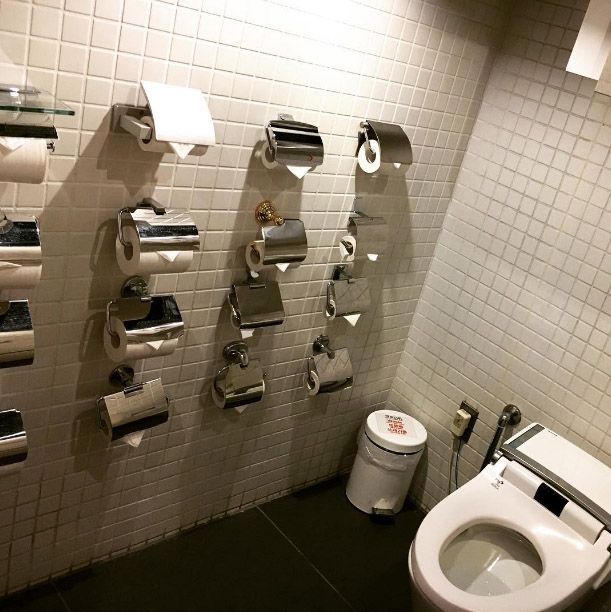 用公共廁所時墊一堆衛生紙在座墊上「其實更臟」！科學說：「這才是最衛生的上廁所方法」！
