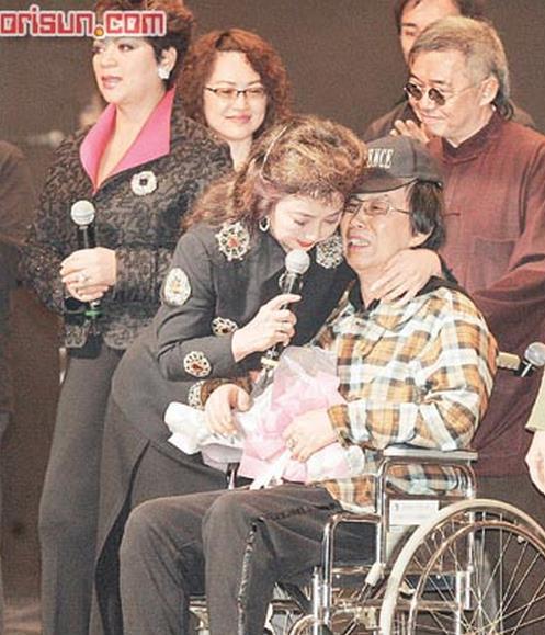 曾是天王級歌星，卻因車禍變殘障人，被發妻遺棄獨住養老院