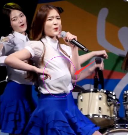 韓國女團在跳舞時「胸部突然滑到肚子上」，觀眾直接看懵了