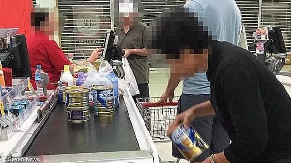 兩華人搬百罐嬰兒奶粉上車 澳洲媽媽怒了：怎麼可以買這麼多!