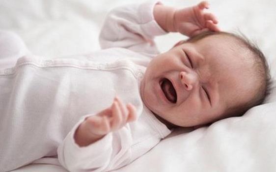 寶寶睡覺時出現這幾種睡相，媽媽別大意！有可能是寶寶不舒服了