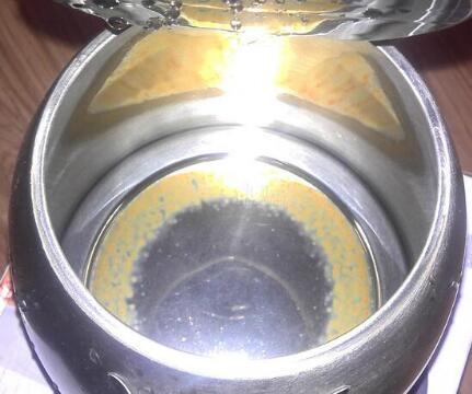 電水壺裡加點「這個」，能去除所有水垢，燒開的水比礦泉水還要甜！