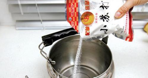 電水壺裡加點「這個」，能去除所有水垢，燒開的水比礦泉水還要甜！