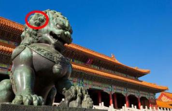 一名女網友分享和奶奶去「北京故宮」出遊的照片，才剛打開爺爺竟「臉色鐵青」大喊「很危險，快刪掉」