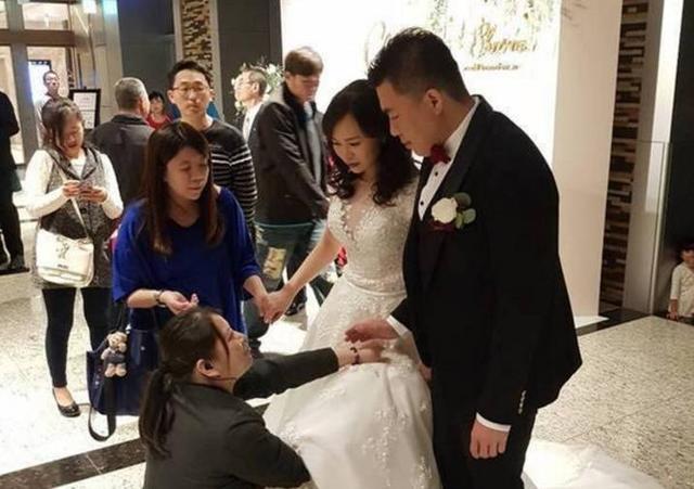 蕭敬騰參加哥哥婚禮，被拍到和緋聞女友一同出席，這眼神很有戲！