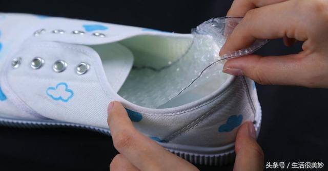 包裹里的氣泡墊別扔掉啦！簡單剪兩下放鞋子裡還能這麼實用，現在知道還不晚！