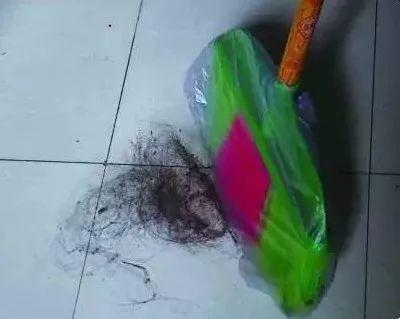沙發地板粘滿頭髮，隨便找個塑料袋，3秒讓毛髮消失