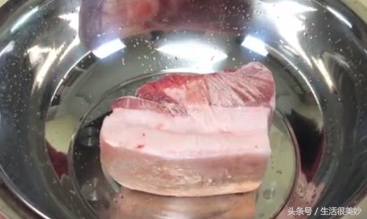 凍肉千萬別再用開水泡了，學會這招，幾分鐘就能全化開，簡單方便