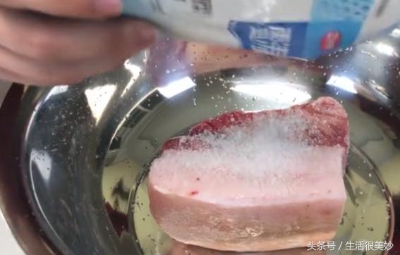凍肉千萬別再用開水泡了，學會這招，幾分鐘就能全化開，簡單方便