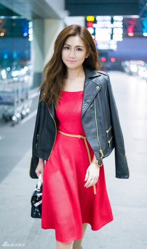 Selina出發紐約時裝周 皮衣搭紅裙美回巔峰期！