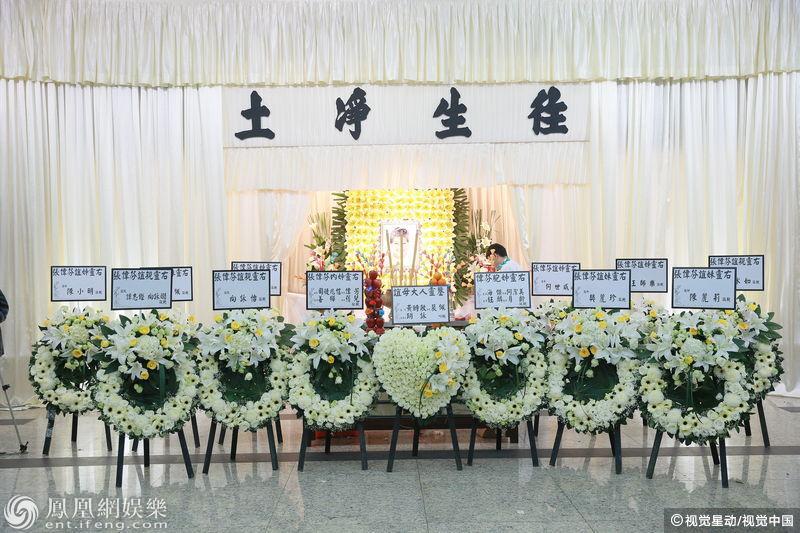「烈火奶奶」葬禮眾星抹淚....成龍劉德華親自到場弔唁，網友：周星馳為什麼沒有來...連花也沒有送！？