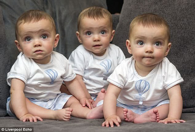 年輕媽媽生下三胞胎，3個孩子長大後才發現更是奇蹟