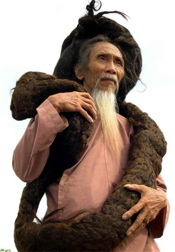 這位越南老人留了50年長發已重達10公斤！當他去世後把頭套拿下的那一刻，所有人都被嚇到！