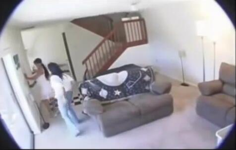 懷疑妻子出軌！男子在家安裝攝影頭，竟然看到驚人的一幕～～～！！！