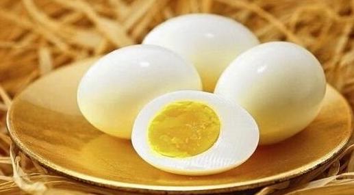 煮雞蛋時加點它，頭髮慢慢黑起來，皮膚越來越好！