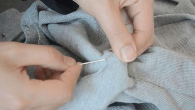 衣服開線了怎麼辦？老裁縫教我無痕縫法，非常實用，縫完不留痕跡
