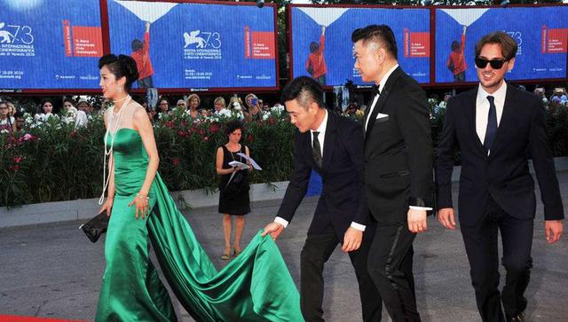 終於有一位中國女星「紅毯出名」 男星表情成亮點 網友大罵丟人！