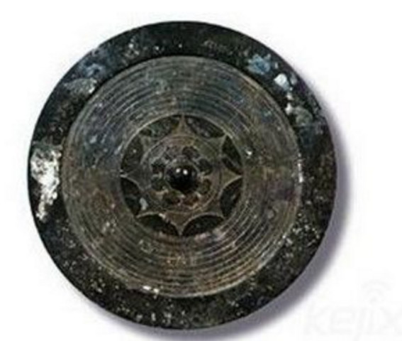 人民渴望光明,便让一位大神用天金山的铁打造了八咫镜,对著天照大神