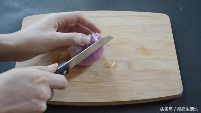 洋蔥切1片貼在腳心，解決了家家戶戶的一大難題，簡單又實用