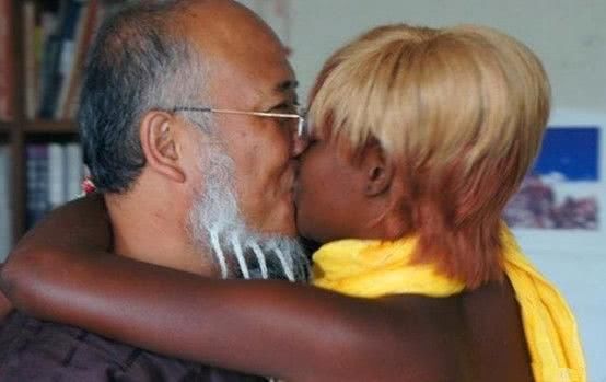 60歲中國大爺娶20歲非洲美女，生下的女兒讓人感慨萬分