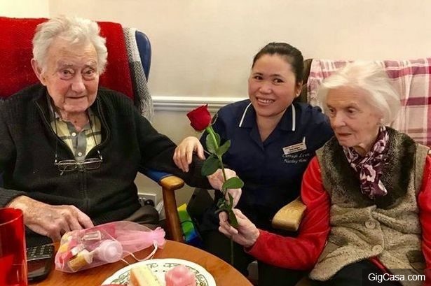 93歲老爺爺不放棄失智妻子「只想喚起彼此的愛」，臨終前「緊握彼此的手」還是帶着不同的記憶死去...