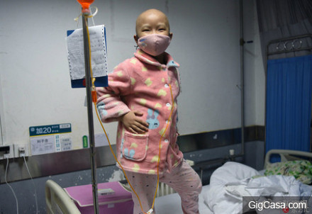 爸媽為了她欠1百萬！6歲女童患淋巴癌被迫直播唱歌「籌化療費用」自救：為了讓爸媽不辛苦