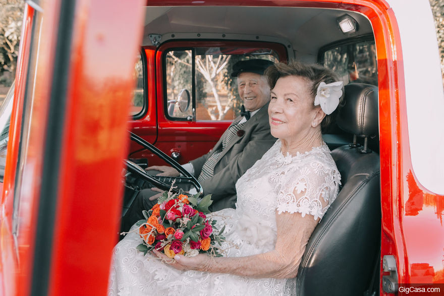 當年太窮沒能拍婚紗照！結婚60年爺爺奶奶終於補拍，幾十年「每天儀式」暖哭網友