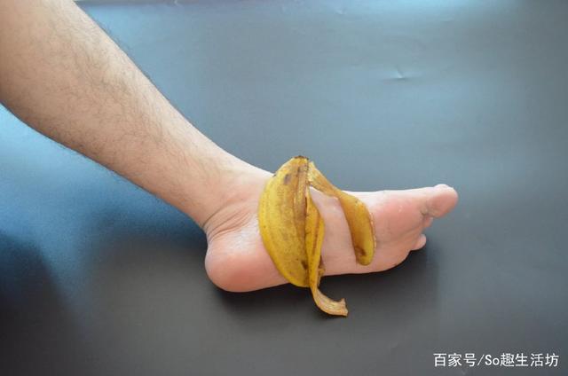剝下來的香蕉皮千萬別扔了！放一塊再腳底下作用太厲害了，看完趕緊試試！ 
