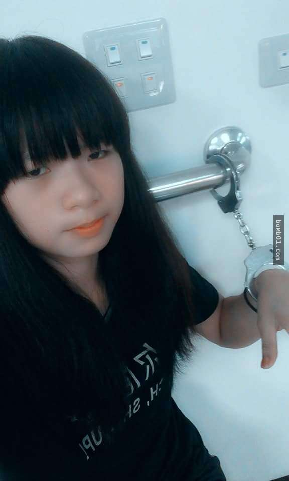 94狂的女屁孩被抓到警察局完全没在怕,接著几张