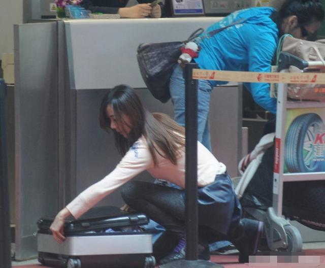49歲蕭薔現身機場被拍，真實身材遭曝光，網友紛紛表示不能理解