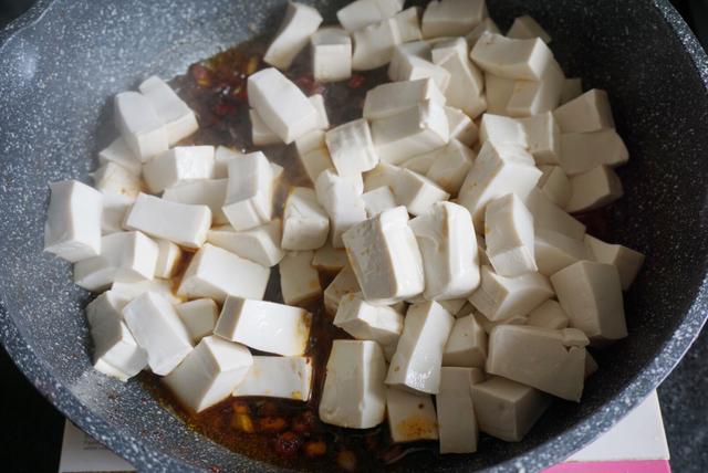 家常紅燒豆腐這樣做，嫩滑入味，幾分鐘完成，大人小孩都愛吃 