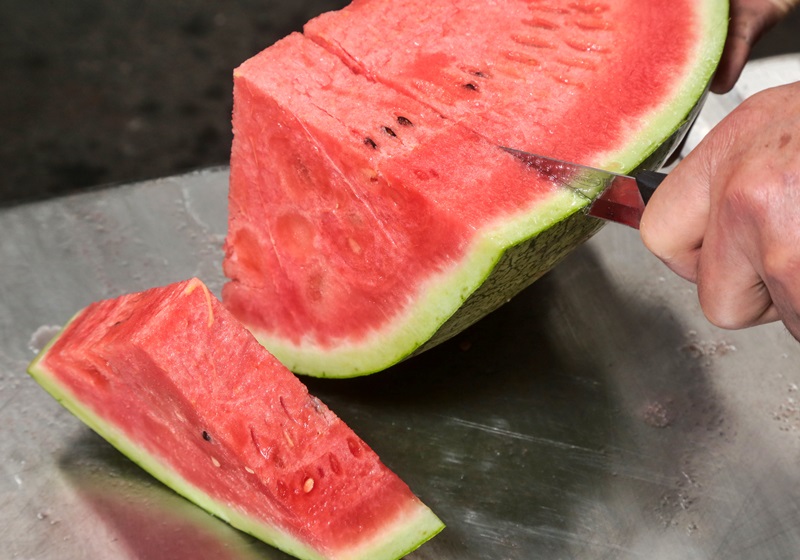 切西瓜「先用保鲜盒压一下」超省冰箱空间 大厨教你4种创意切法