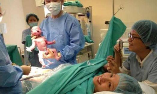 26歲產婦順產雙胞胎，護士抱來孩子，爸爸嚇得大聲叫醫生