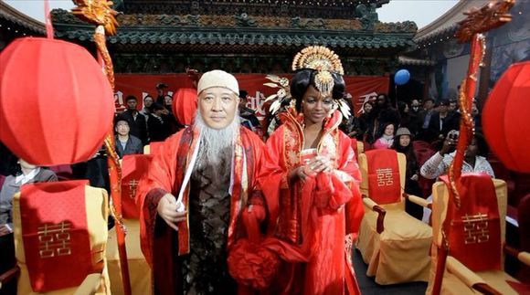 實拍：中國老大爺娶黑人妻子 全程中國風，為國人爭光