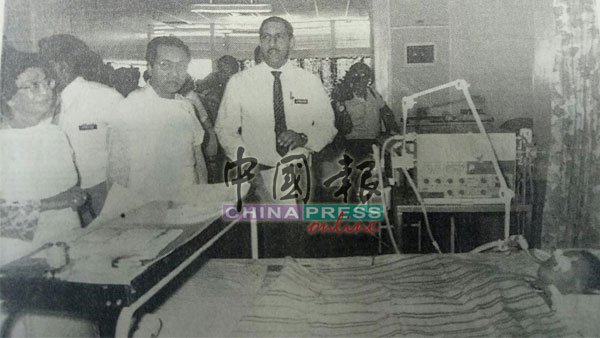 時任首相拿督斯裡馬哈迪醫生和其伉儷，一同到醫院探望食物中毒兒童。